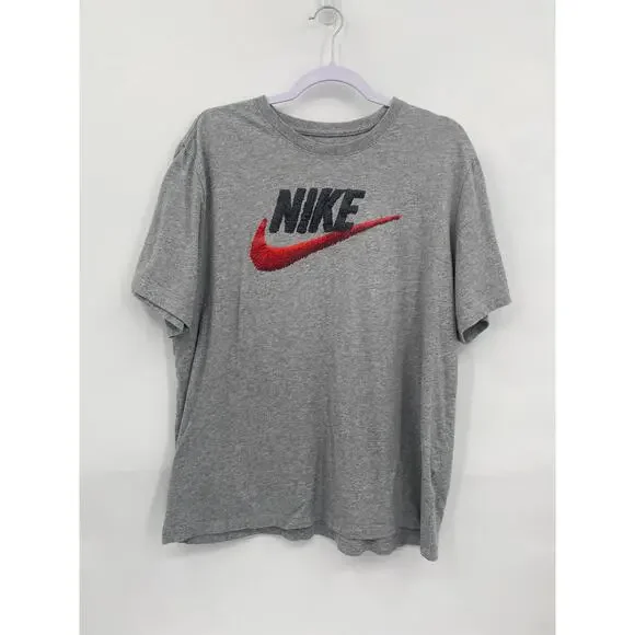 The Nike Tee Embroidered Look Gray Swoosh Logo Red Shirt Men's XL Ar4993-063 - Picture 1 of 7
